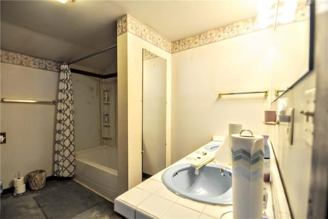 517 S 3rd Ave, Elizabeth Twp/Boro, PA 15037 - bathroom featuring shower / tub combo and vanity