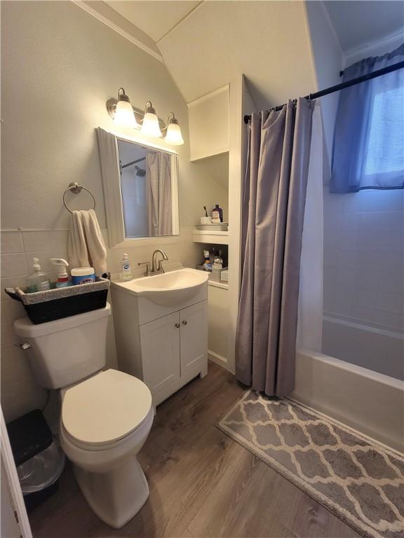 413 River Ave, Aliquippa, PA 15001 - full bath featuring wood finished floors, vanity, shower / bath combo with shower curtain, and lofted ceiling