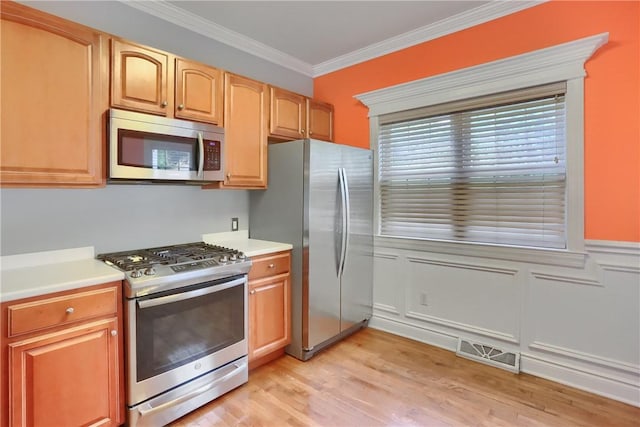 184 Wynne St, Shaler, PA 15209 - kitchen with stainless steel appliances, light wood-style floors, light countertops, ornamental molding, and wainscoting