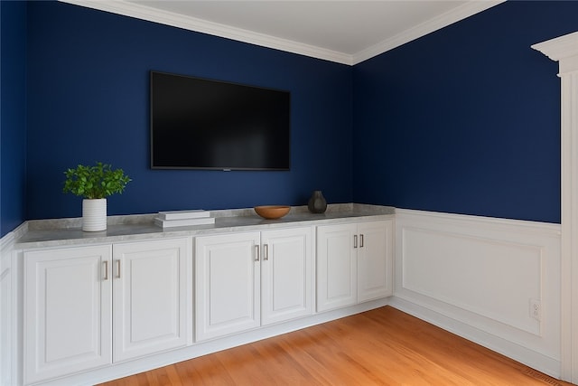 184 Wynne St, Shaler, PA 15209 - detailed view of crown molding and wood finished floors