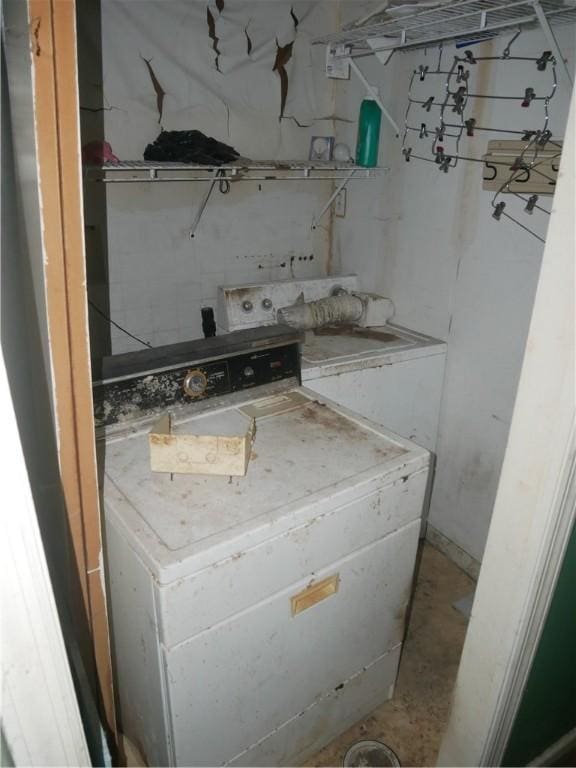 234 Simon Aly, Duquesne, PA 15110 - laundry room featuring washer / clothes dryer