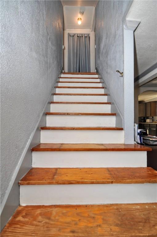 8263 Mentor Rd, Forward Twp, PA 15037 - staircase featuring arched walkways