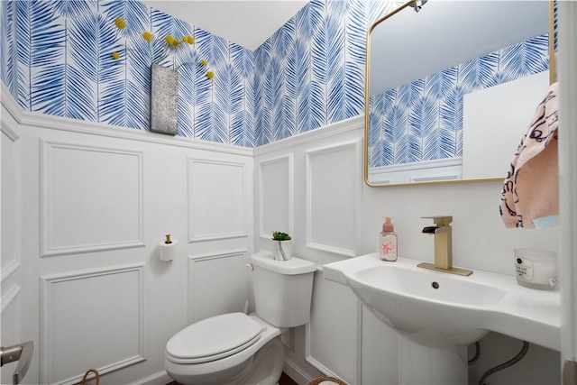 507 Sewickley Heights Dr, Aleppo, PA 15143 - half bath featuring wallpapered walls, a decorative wall, and wainscoting