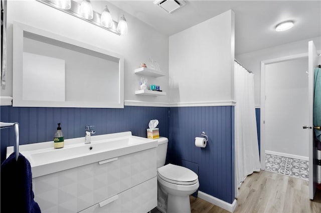 507 Sewickley Heights Dr, Aleppo, PA 15143 - bathroom featuring vanity, wood finished floors, wainscoting, and a shower with curtain