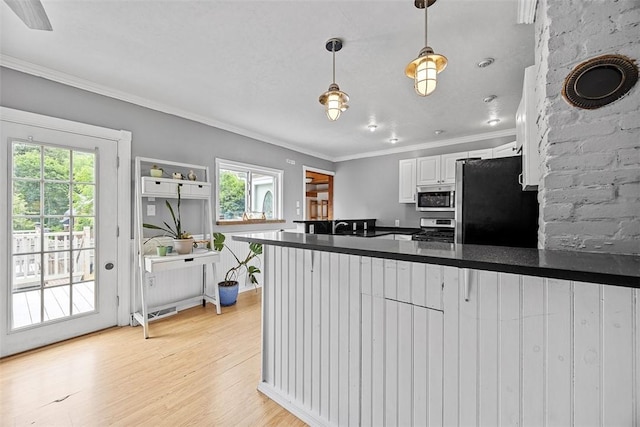 107 Ambridge Ave, Leet Twp, PA 15003 - kitchen with stainless steel appliances, dark countertops, light wood-style flooring, a peninsula, and white cabinetry