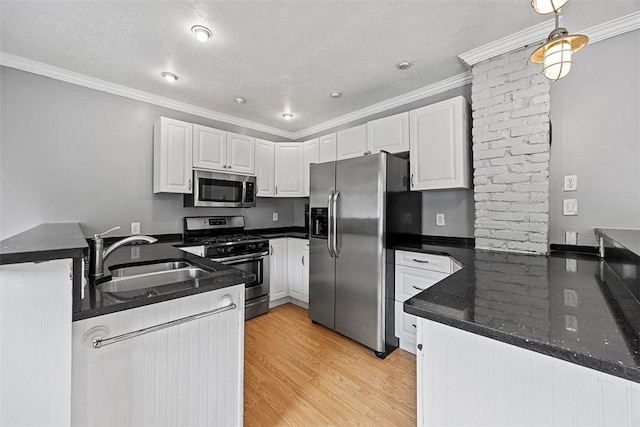 107 Ambridge Ave, Leet Twp, PA 15003 - kitchen with stainless steel appliances, a peninsula, ornamental molding, light wood-style flooring, and white cabinetry