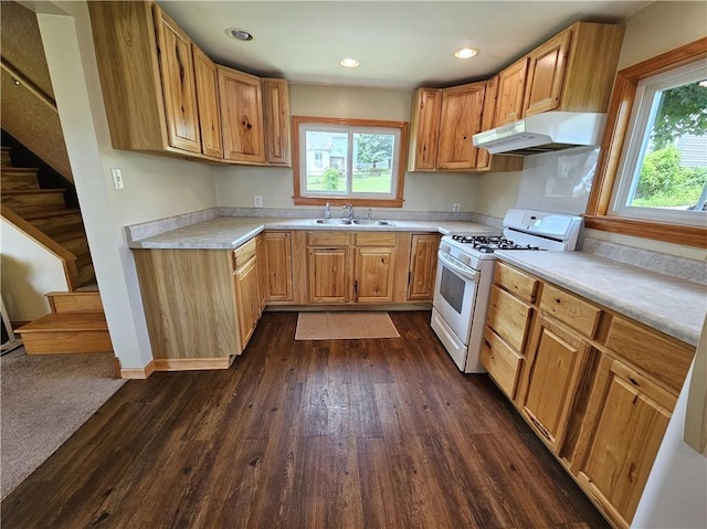 596 Beech St, City Of Washington, PA 15301 - kitchen with gas range gas stove, under cabinet range hood, healthy amount of natural light, light countertops, and recessed lighting