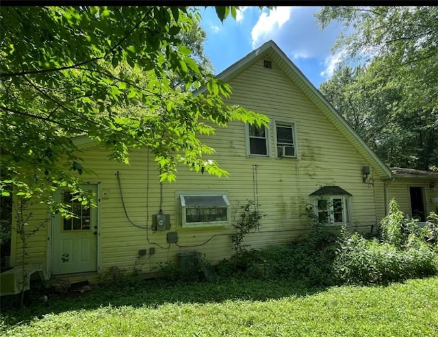 383 Walbridge St, Harborcreek Twp, PA 16511 - view of side of property featuring a yard