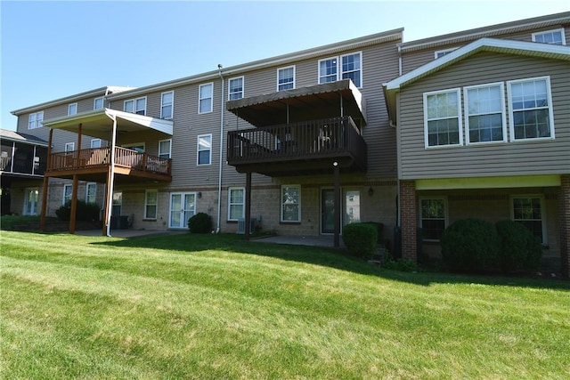 1065 Duncan Ln, Whitehall, PA 15236 - rear view of house featuring a lawn