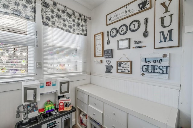 432 Kenmont Ave, Mt Lebanon, PA 15228 - detailed view of a wainscoted wall