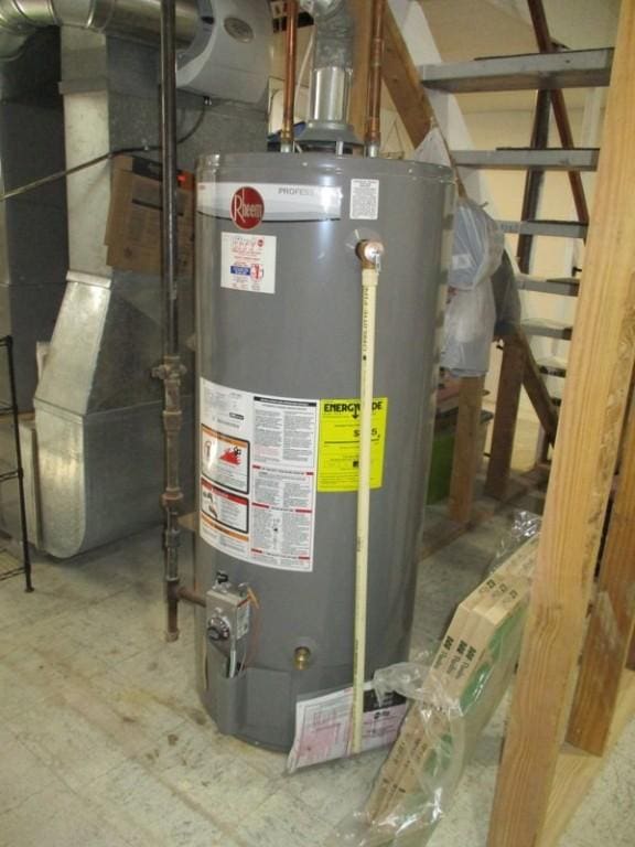5025 Bocktown Rd, Hopewell Twp, PA 15001 - utility room featuring water heater