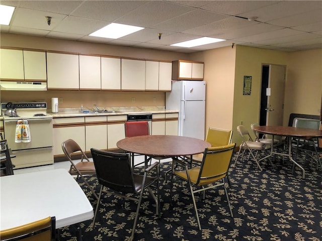 1987 Centurion Dr Unit 509, Forest Hills Boro, PA 15221 - kitchen featuring white appliances, under cabinet range hood, light countertops, a drop ceiling, and carpet