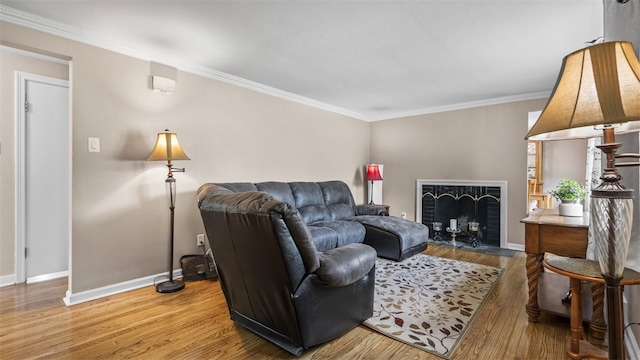 341 E Mcmurray, Peters Twp, PA 15317 - living area featuring crown molding and light wood-type flooring