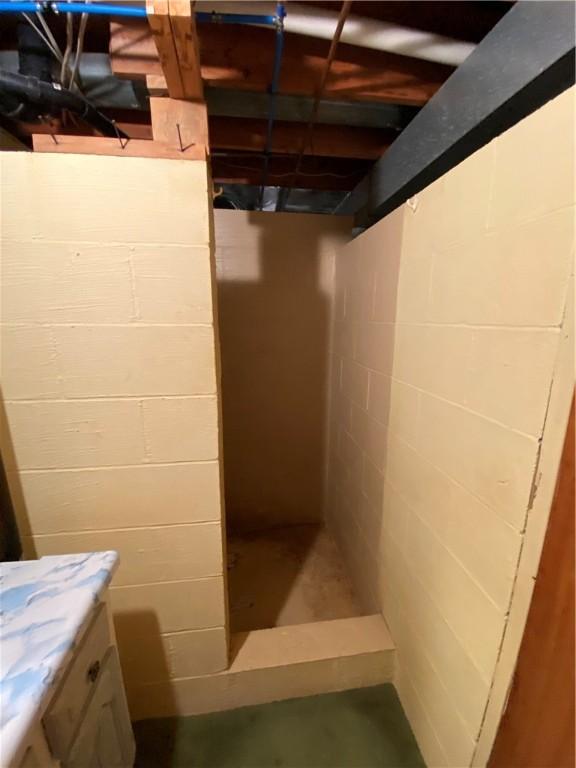 39 Hogue Rd, West Middlesex Boro, PA 16159 - unfinished below grade area with concrete block wall