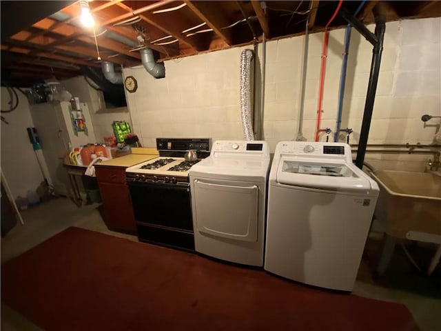 39 Hogue Rd, West Middlesex Boro, PA 16159 - laundry area with washer and dryer
