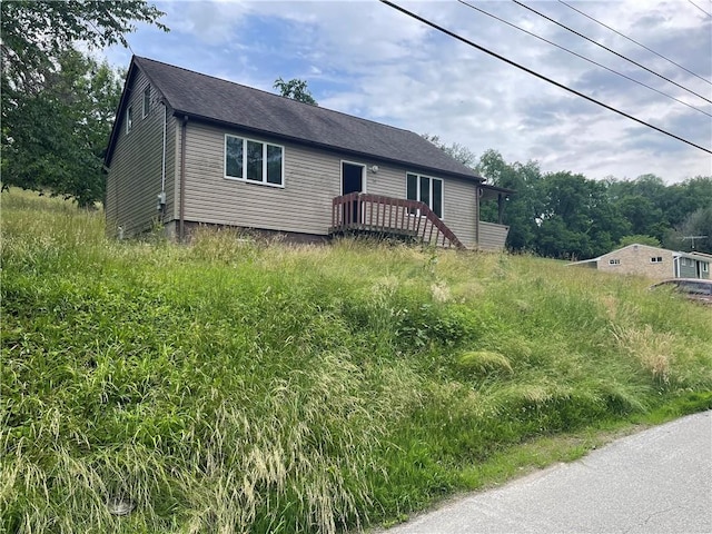 262 Twin Bridges Rd, Charleroi Boro, PA 15022 - view of front of house featuring a deck and roof with shingles