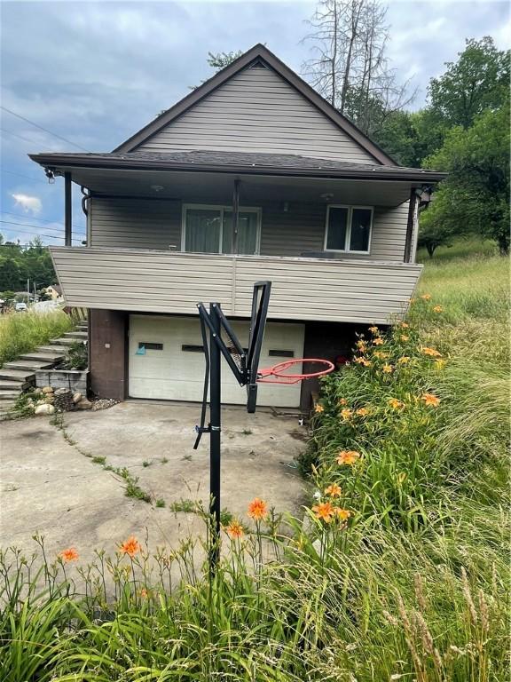 262 Twin Bridges Rd, Charleroi Boro, PA 15022 - view of front of home featuring a garage and concrete driveway
