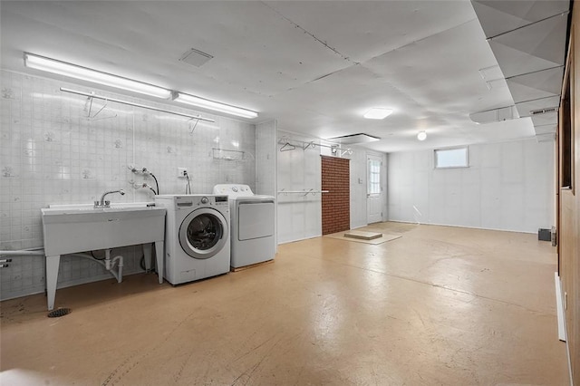 900 N Whitmore Rd, North Huntingdon, PA 15642 - laundry room with washing machine and dryer