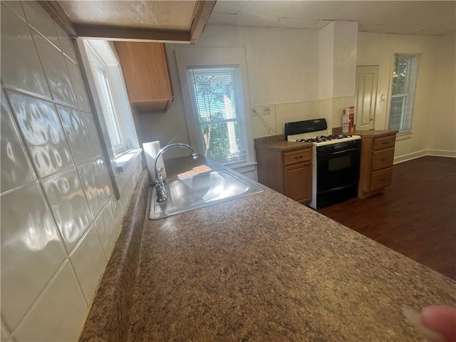 721 Center Ave, City Of But Se, PA 16001 - kitchen featuring gas stove and dark wood-type flooring