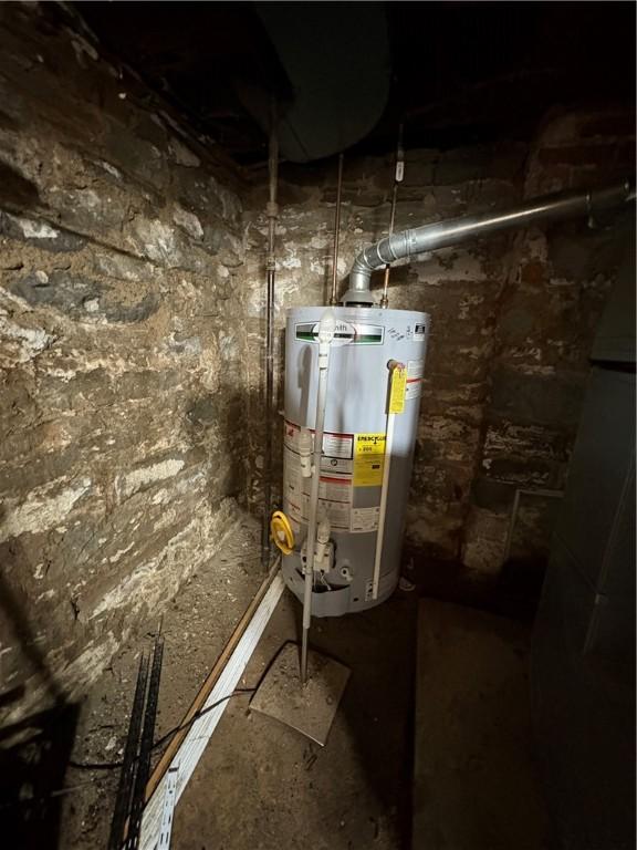 964 Ringgold St, Crafton Heights, PA 15220 - utilities featuring gas water heater