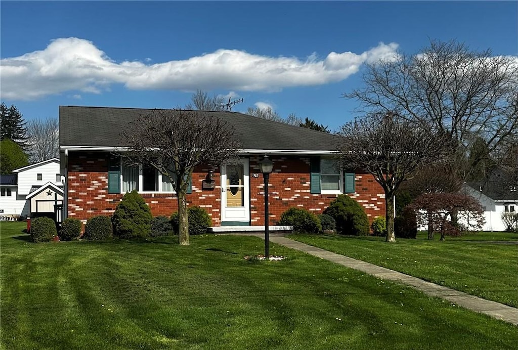 585 S 8th St, Sharpsville, PA 16150 - ranch-style house with a front yard and brick siding