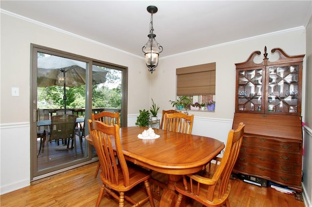 731 Kewanna Ave, Mt Lebanon, PA 15234 - dining space featuring light wood-style flooring and crown molding