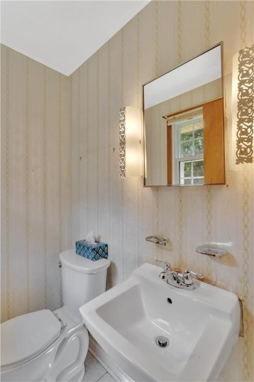428 Englewood Dr, Ross Twp, PA 15237 - half bath featuring wallpapered walls