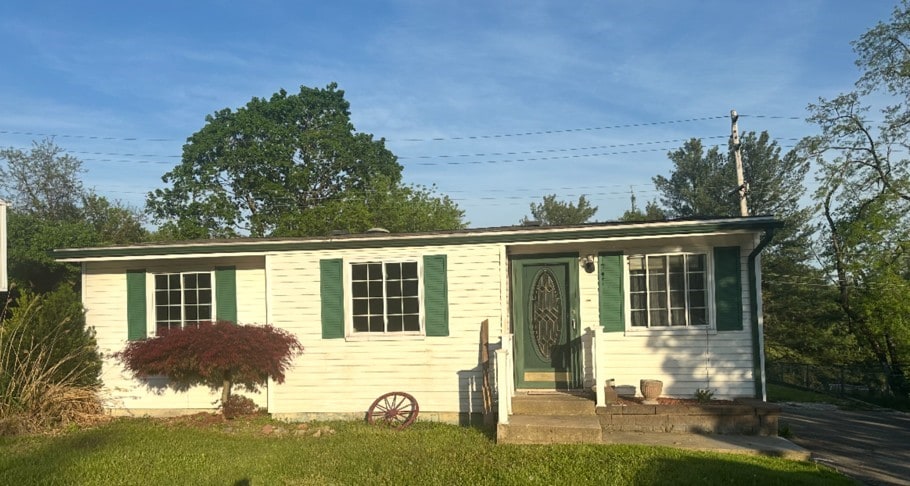 1923 Ivanhoe Dr, North Huntingdon, PA 15642 - view of front facade