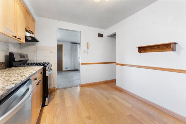 1926 Worcester Dr, Pittsburgh, PA 15243 - kitchen with appliances with stainless steel finishes, light wood-style flooring, backsplash, range hood, and light brown cabinetry