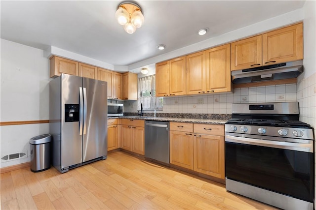 1926 Worcester Dr, Pittsburgh, PA 15243 - kitchen featuring appliances with stainless steel finishes, under cabinet range hood, light wood-type flooring, tasteful backsplash, and recessed lighting