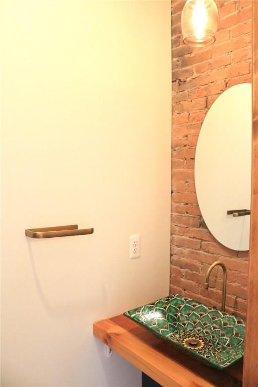 611 Jacksonia St, Central North Side, PA 15212 - bathroom featuring brick wall