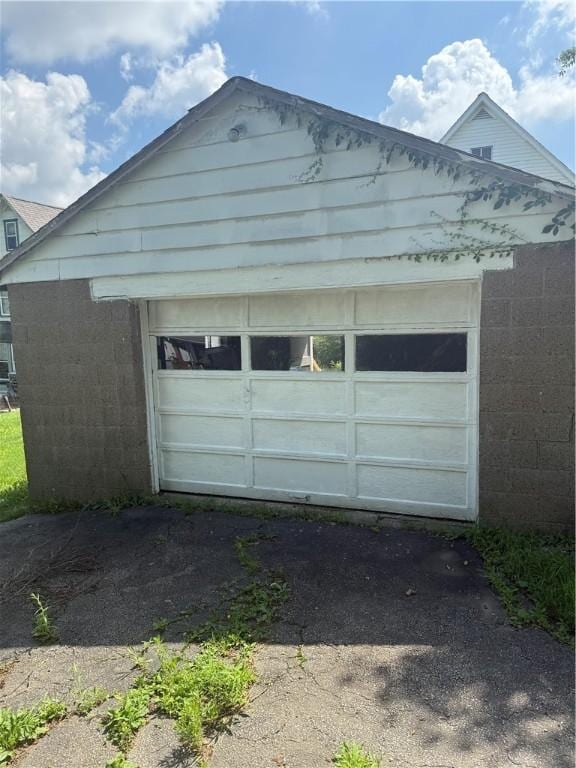 965 Leeds, Monessen, PA 15062 - garage with driveway
