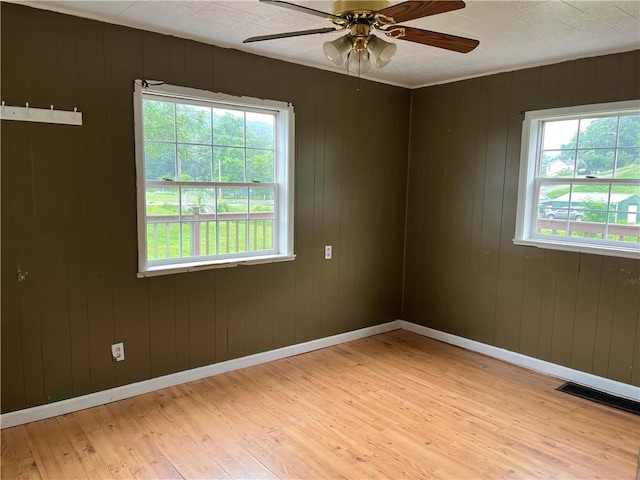 402 N 10th St, Apollo Boro, PA 15613 - unfurnished room featuring light wood-style floors, healthy amount of natural light, and a ceiling fan