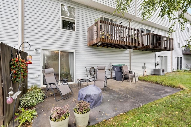 847 Sunset Cir, Cranberry Twp, PA 16066 - back of house with a patio and a lawn