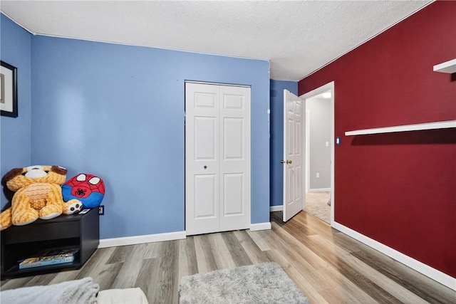 847 Sunset Cir, Cranberry Twp, PA 16066 - bedroom featuring wood finished floors, a closet, and a textured ceiling