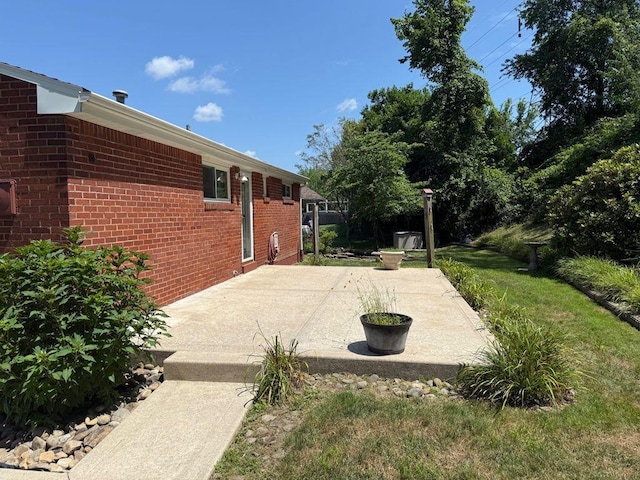 13901 Harvie Ct, North Huntingdon, PA 15642 - view of yard with a patio