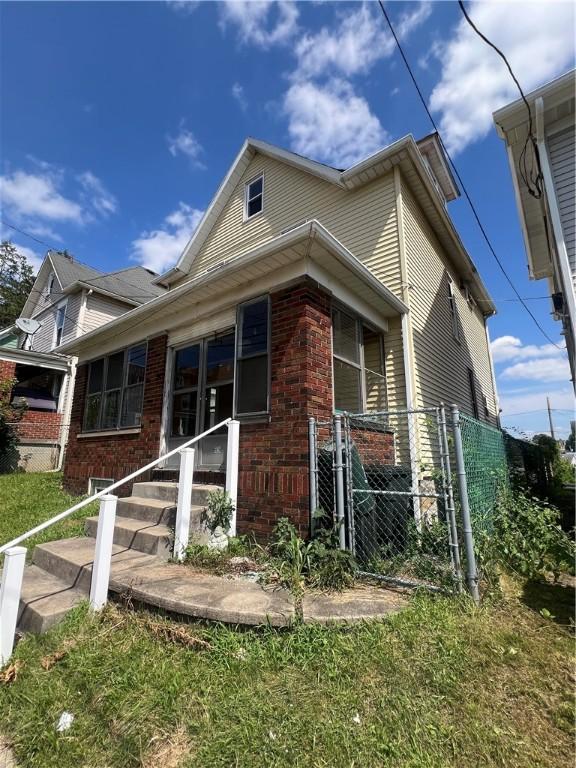 628 W Newton, City Of Greensburg, PA 15601 - photo 2