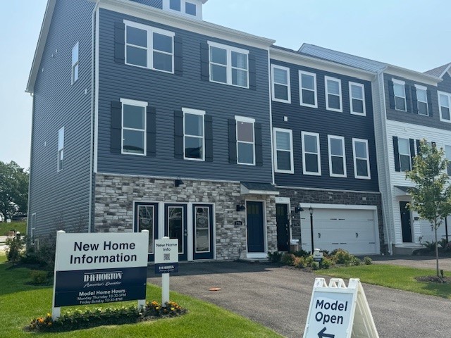 704 Olivia St, Collier Twp, PA 15205 - photo 1