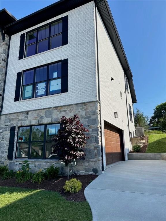 235 Lucca Ln, Saint Clair, PA 15241 - photo 2