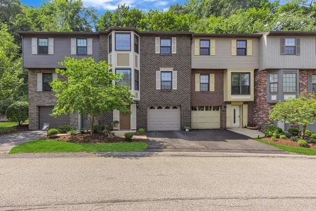 760 Windvue Dr, Robinson Twp, PA 15205 - photo 1