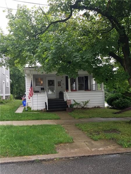 view of front of home featuring a front lawn