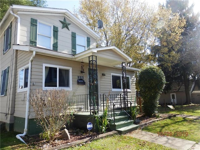 view of front facade featuring a front yard