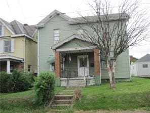 view of front of property featuring a front lawn