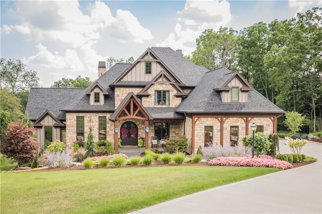 view of front of property featuring a front yard