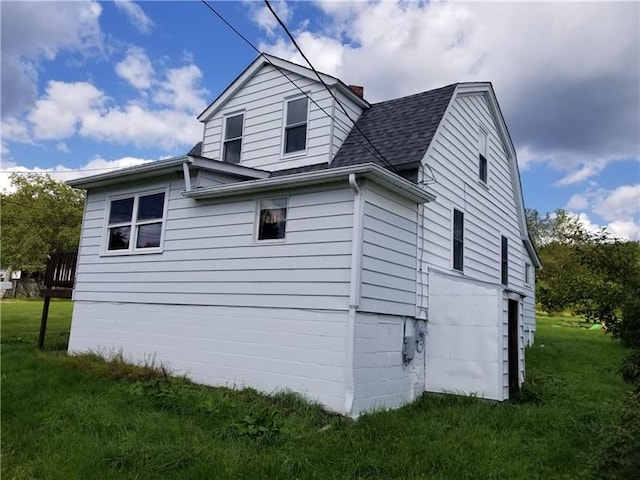 view of side of property featuring a lawn