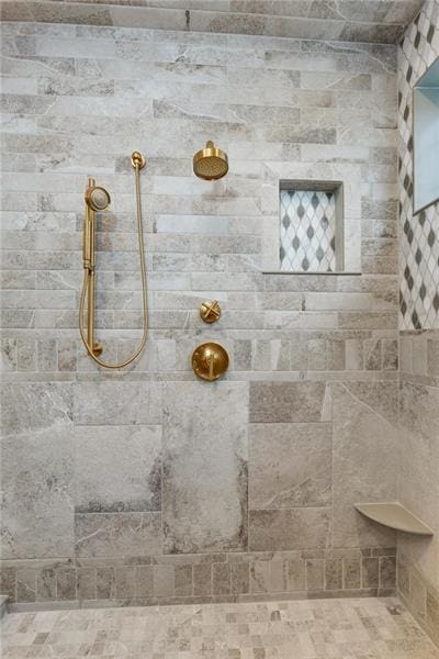 bathroom featuring tiled shower