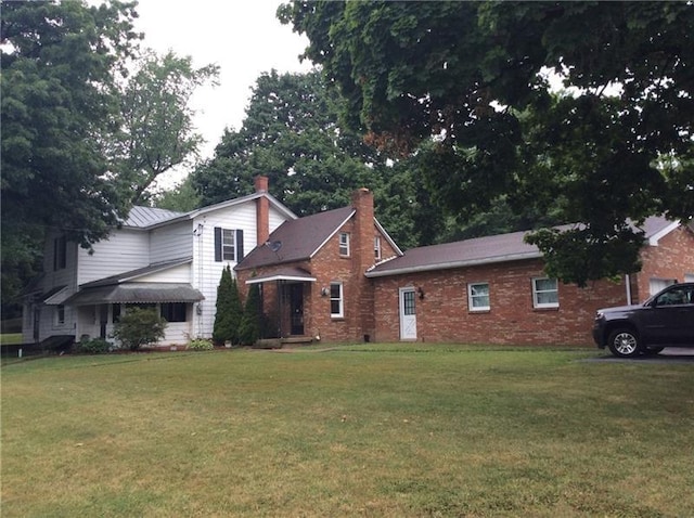 view of front facade featuring a front yard