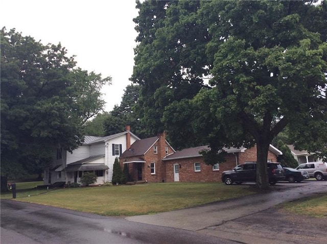 view of front of home featuring a front yard