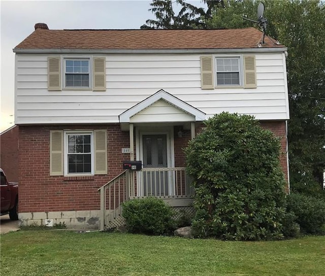 view of front of home with a front lawn