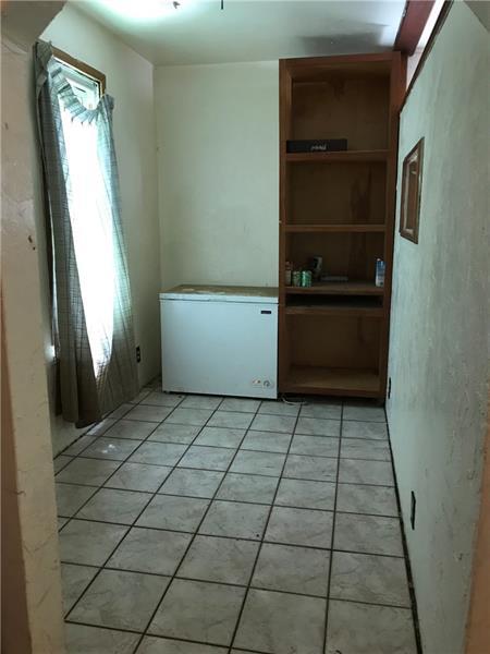 unfurnished room featuring light tile floors